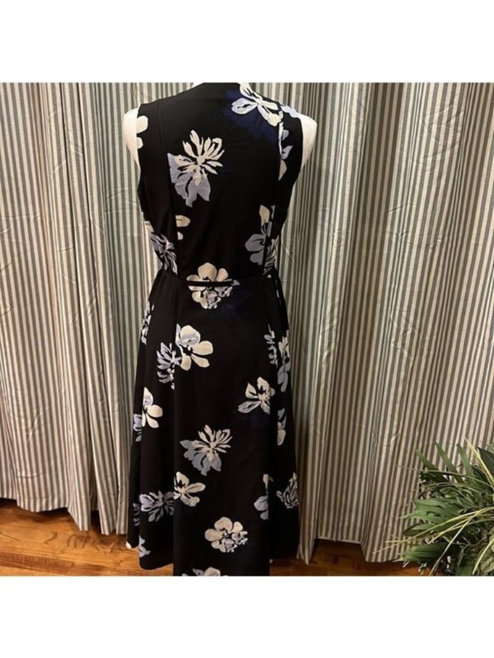 Banana Republic women’s wrap dress Size XS black floral print sleeveless - Picture 9 of 12
